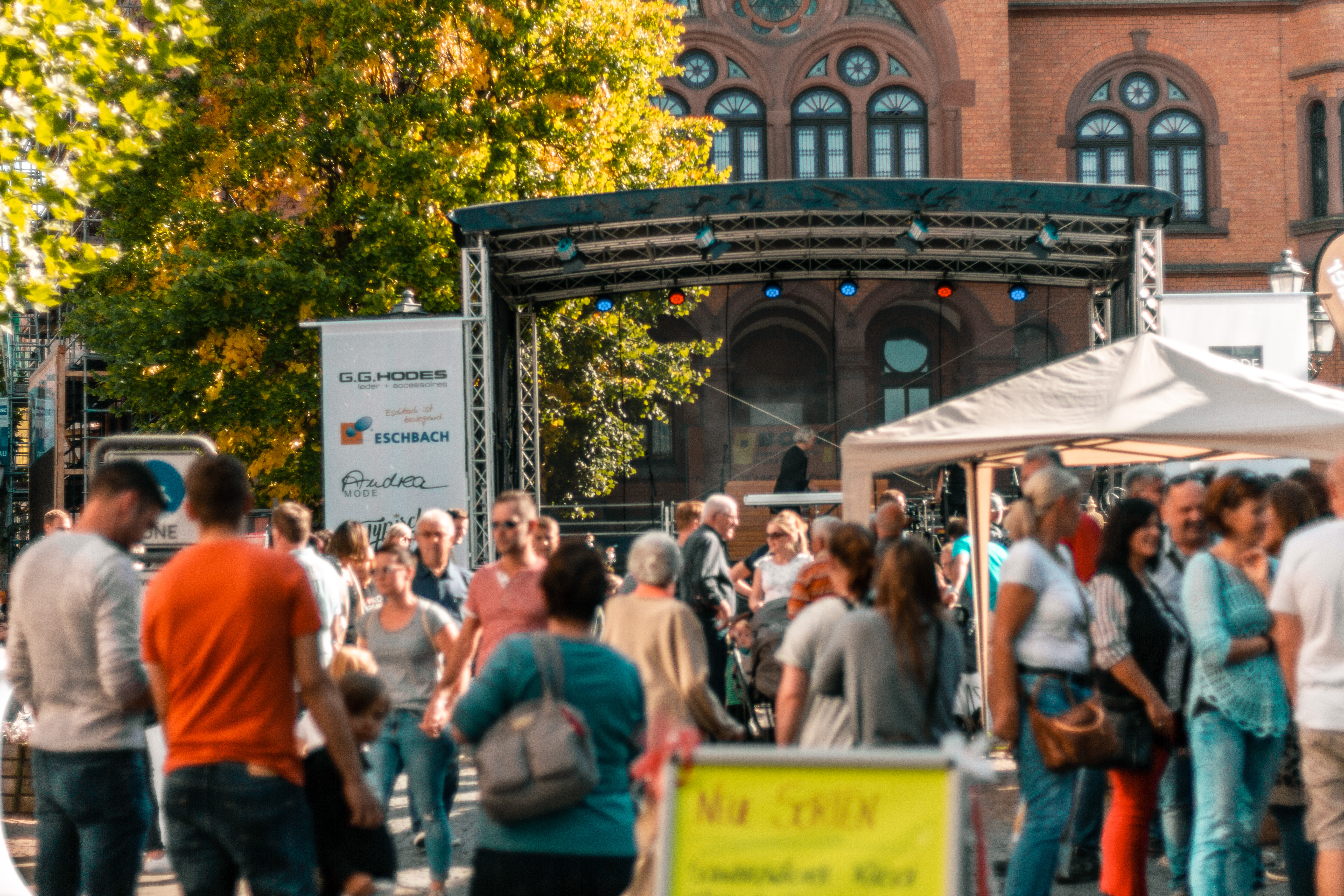 Besucherinnen und Besucher auf der Hünfelder Landpartie