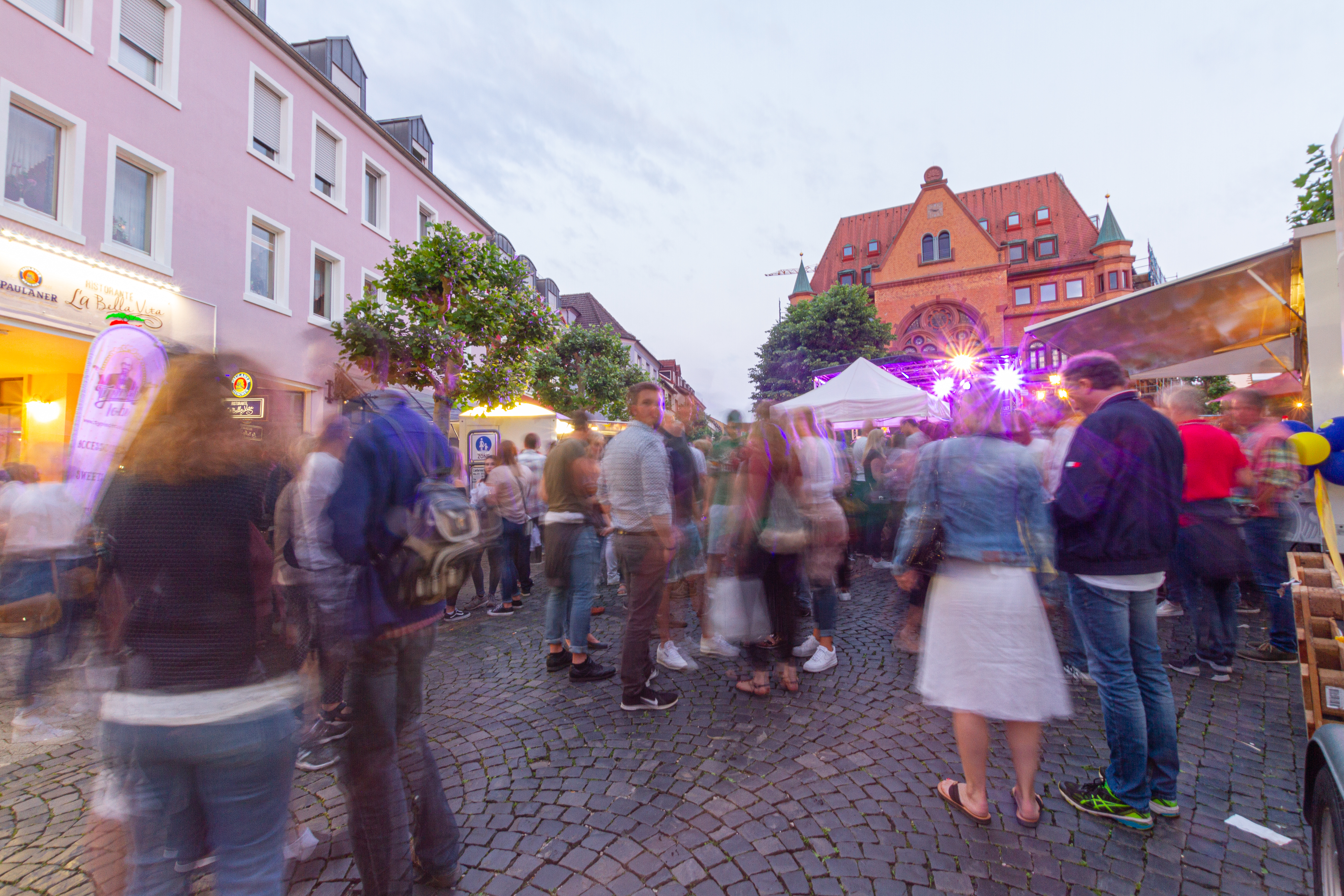 Besucherinnen und Besucher bei der Langen Nacht in Hünfeld